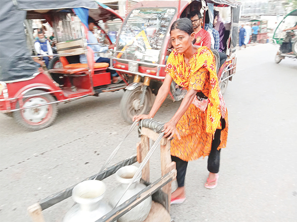 সংসার চালাতে দোকানে দোকানে পানি টানেন শিল্পী