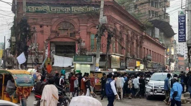 প্রকাশ্যে ‘কিশোর গ্যাংয়ের’ অস্ত্রের মহড়া-ককটেল বিস্ফোরণ