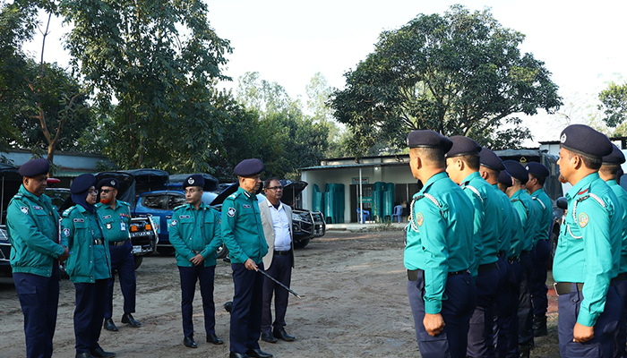 ৫ আগস্ট গণঅভ্যুত্থানে শহীদ ও আহতদের প্রতি পুলিশ কমিশনারের শ্রদ্ধা 