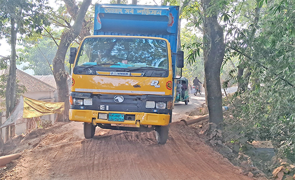 ড্রেজার পাইপ দিয়ে সড়কে প্রতিবন্ধকতা