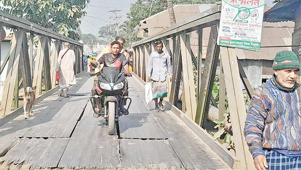 শহরে ঝুঁকিপূর্ণ তিন বেইলি ব্রিজ প্রতিদিনই ঘটছে দুর্ঘটনা