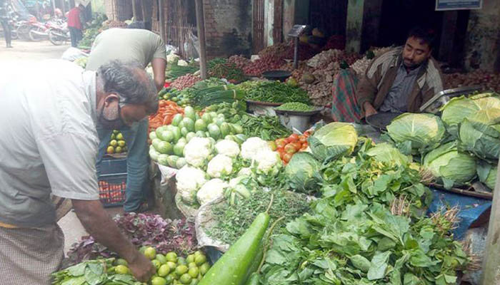 ফুলবাড়ীতে সরবরাহ বাড়ায় কমেছে সবজির দাম