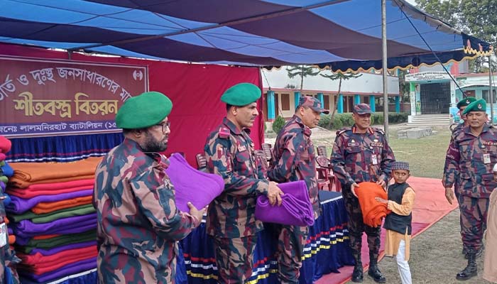 লালমনিরহাটে দুঃস্থ অসহায় ও এতিমদের মাঝে বিজিবি কম্বল বিতরণ