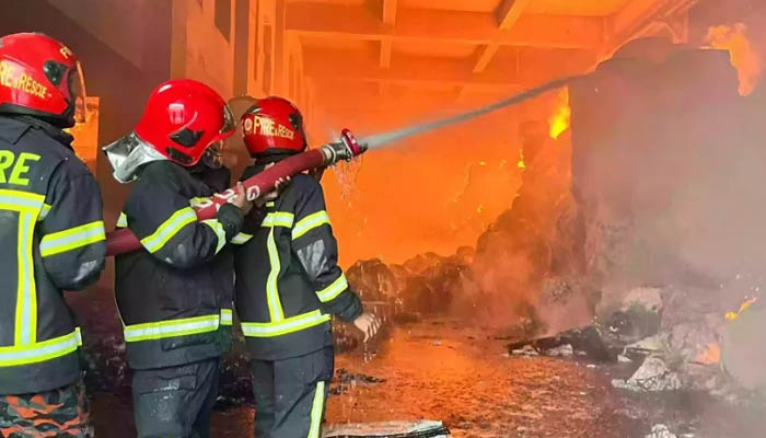 পুরানা পল্টনে আগুন, নিয়ন্ত্রণে ফায়ার সার্ভিসের ৫ ইউনিট