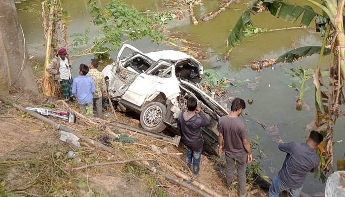 ফরিদপুরে ট্রেনের ধাক্কায় মাইক্রোবাসের ৫ যাত্রী নিহত