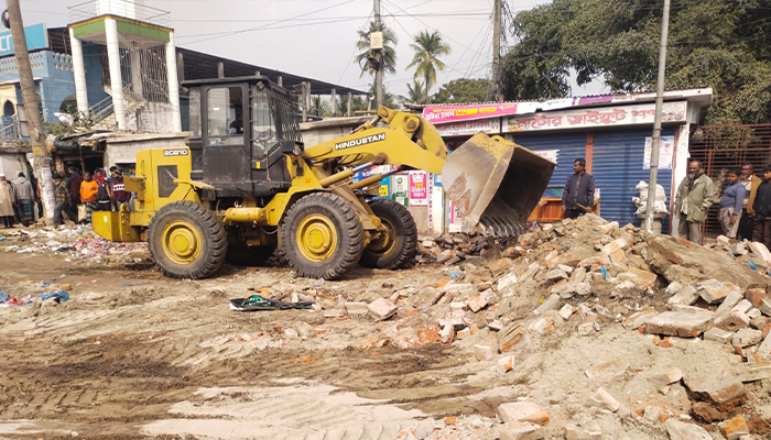 নাটোরে ফুটপাত দখলমুক্ত করতে উচ্ছেদ অভিযান শুরু 