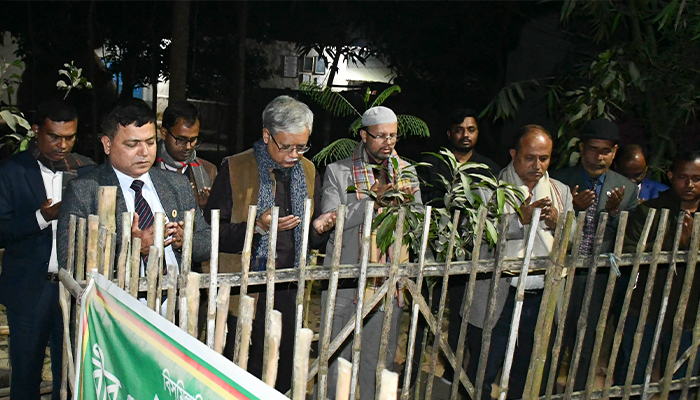 শহীদ আবু সাঈদের কবরে তিন উপাচার্যের শ্রদ্ধা