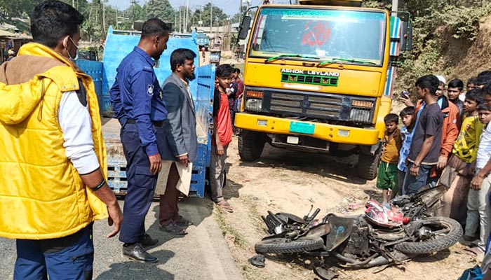 উখিয়ায় ট্রাকের ধাক্কায় মোটরসাইকেল আরোহীর মৃত্যু, আহত ২