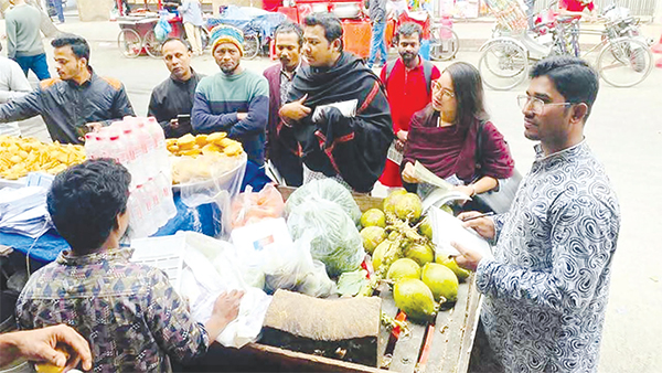 জুলাই বিপ্লবের ঘোষণাপত্রের পক্ষে ধানমন্ডিতে লিফলেট বিতরণ