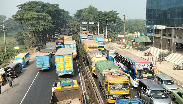 ঢাকা-চট্টগ্রাম মহাসড়কে ১৩ কিলোমিটার জুড়ে দীর্ঘ যানজট