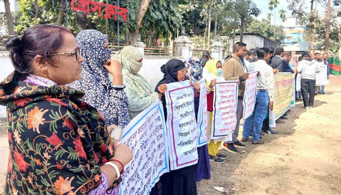 বিডিআর সদস্যদের চাকরিতে পুনর্বহালের দাবিতে ঠাকুরগাঁওয়ে মানববন্ধন