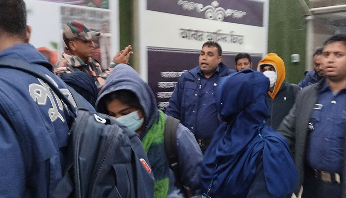 বেনাপোল ইমিগ্রেশনে ছাত্রলীগ নেত্রীসহ দুইজন আটক