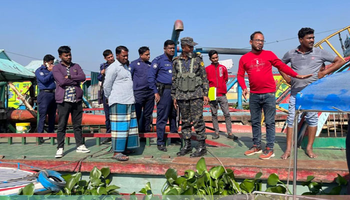 রায়পুরায় মোবাইল কোর্টে  ম্যাজিস্ট্রেট ও সাংবাদিকদের গুলি