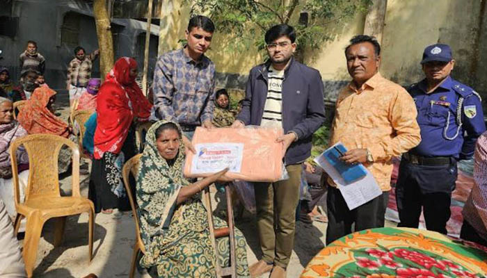 রাজশাহীতে শীতার্ত নারী-পুরুষের মাঝে কম্বল বিতরণ