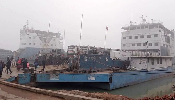 ঘন কুয়াশার কারণে পাটুরিয়া-আরিচা নৌরুটে ফেরি চলাচল বন্ধ