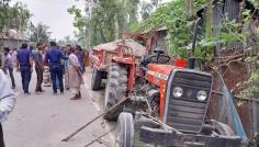 ফুলবাড়ীতে বালু বোঝাই ট্রাক্টর চাপায় এক শিশুর মৃত্যু