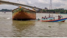 শীতলক্ষ্যায় বাল্কহেডের ধাক্কায় ট্রলার থেকে নদীতে পড়ে সিকিউরিটি গার্ড নিখোঁজ