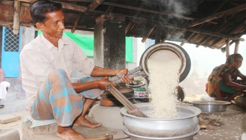 সাতক্ষীরায় হাতে ভাজা মুড়ির কদর বেশি, ন্যায্য মূল্য না পাওয়ায় হতাশা