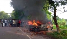 গোপালগঞ্জে সেনাবাহিনীর গাড়িতে অগ্নিসংযোগ, দুই জন গুলিবিদ্ধ সহ আহত ১৫