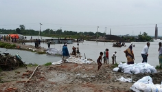 সাতক্ষীরায় টানা বৃষ্টিতে ভেসে গেছে ৫ হাজার মৎস্য ঘের ও ৩ হাজার পুকুর