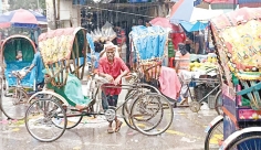 ঝুম বৃষ্টিতে অসহায় ছিন্নমূল  