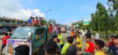 ট্রাকে ট্রাকে আসছে প্রতিমা, সমুদ্র সৈকতে লাখো মানুষের মিলনমেলা