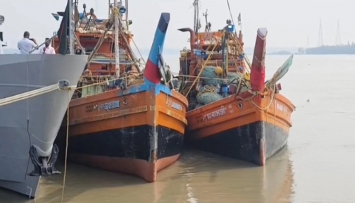 কুয়াকাটায় ৩১ জেলেসহ ভারতীয় ২ ট্রলিং জাহাজ আটক