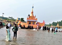 আকাশে উড়লো ফানুস, বাঁকখালী নদীতে ভাসলো ‘কল্প জাহাজ’  