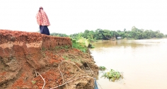 গোমতীর বাঁধ ভেঙে ৯ গ্রামবাসীর ভোগান্তি  