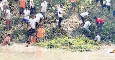 নওগাঁয় তুলসীগঙ্গা নদী পরিষ্কার  