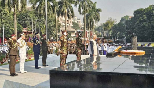 শিখা অনির্বাণে রাষ্ট্রপতি ও প্রধান উপদেষ্টার শ্রদ্ধা