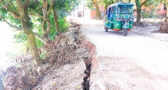 সড়ক বেহাল, যোগাযোগ বিচ্ছিন্নের আশঙ্কা  