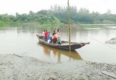 ফেনী নদীর ওপর সেতু নির্মাণ না হওয়ায় নদী পারাপারে ভোগান্তি  