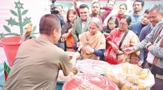 আধুনিক উৎপাদনের নামে সার ও কীটনাশক ব্যবহার করা হচ্ছে  