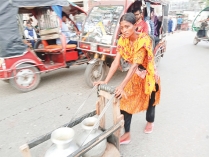 সংসার চালাতে দোকানে দোকানে পানি টানেন শিল্পী  