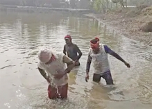 ‘এই শীতে বাঘও শিকারে যায় না কিন্তু আমরা পানিতে নেমে মাছ ধরি’  