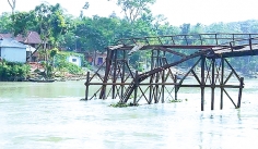 সেতু বিধ্বস্ত, দুই বছর ধরে নদী পারাপারে ভোগান্তি  