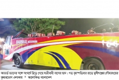 সংঘর্ষে উড়ে গেল বাসের ছাদ, যাত্রীদের নিয়েই ছুটল ৫ কিমি  
