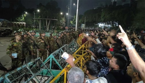 ব্যারিকেড ভেঙে বঙ্গভবনে ঢোকার চেষ্টা, সাংবাদিকসহ আহত ৫