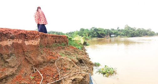 গোমতীর বাঁধ ভেঙে ৯ গ্রামবাসীর ভোগান্তি  